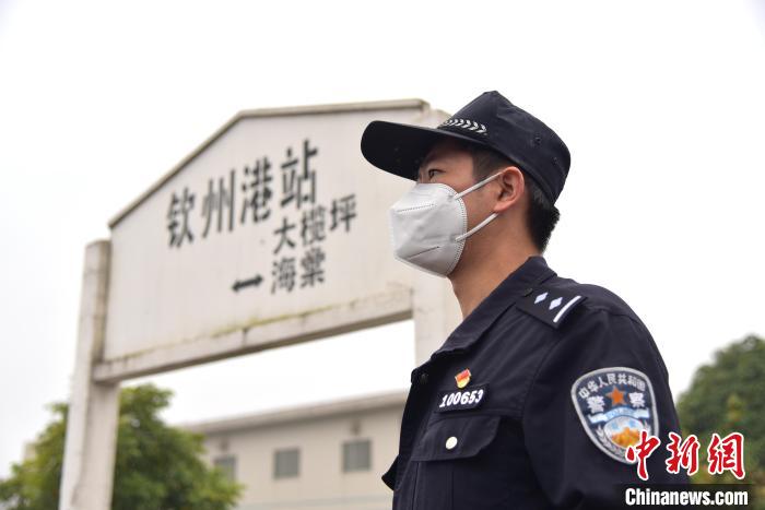 黄琼艺在工作中。　廖才立 摄