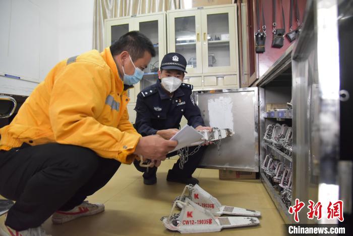 黄琼艺在车站开展春运检查工作。　廖才立 摄