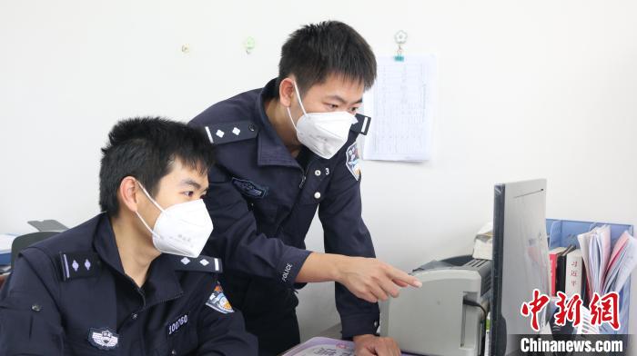 黄琼艺和战友对嫌疑人进行研判。　梁冬雪 摄