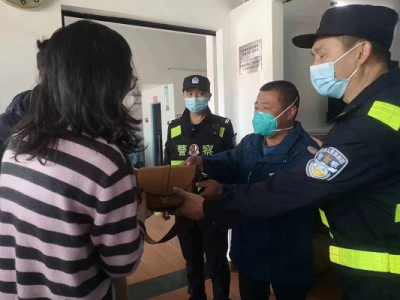 游客遗失挎包&nbsp;广东珠海市东澳民警半小时帮找回