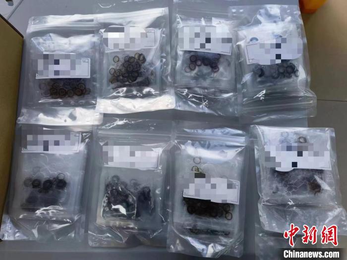 被查获的不合格进口“美瞳” 叶家祺 摄