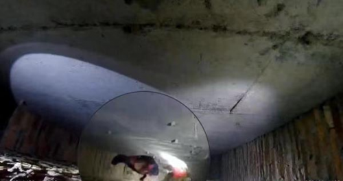 广东惠城巡警联同消防火速救援掉入深坑小女孩