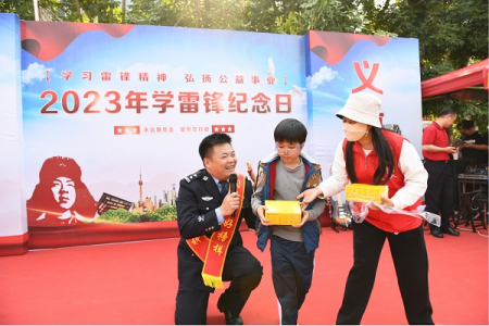 “全国公安机关爱民模范”朱少铭组织开展“学雷锋&nbsp;树新风”大型公益活动