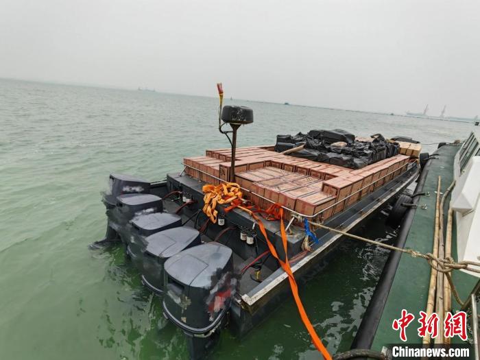 图为涉案高速摩托艇及香烟。　广西海警局供图