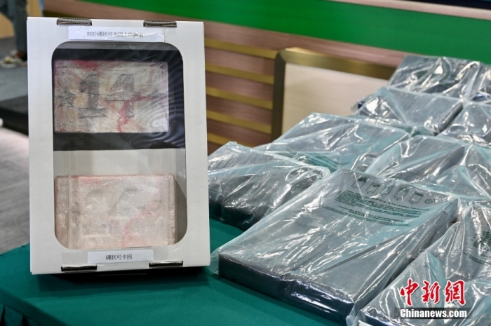 9月13日上午，香港海关通报，该海关在葵涌侦破一宗大型贩毒案件，检获约230公斤怀疑可卡因，估计市值约1.8亿港元。图为香港海关展示检获砖状的怀疑可卡因。<a target='_blank' href='/'><p align=