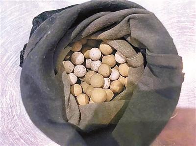 海关多次查获核辐射超标“保健石” 物理学专家:此类饰品、石头有保健效果的说法无科学依据