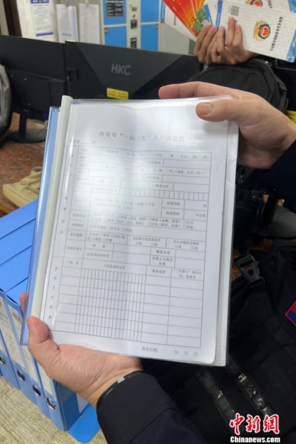 东海派出所民警朱德玉在展示便民背包里的物品。<a target='_blank' href='/' ><p align=