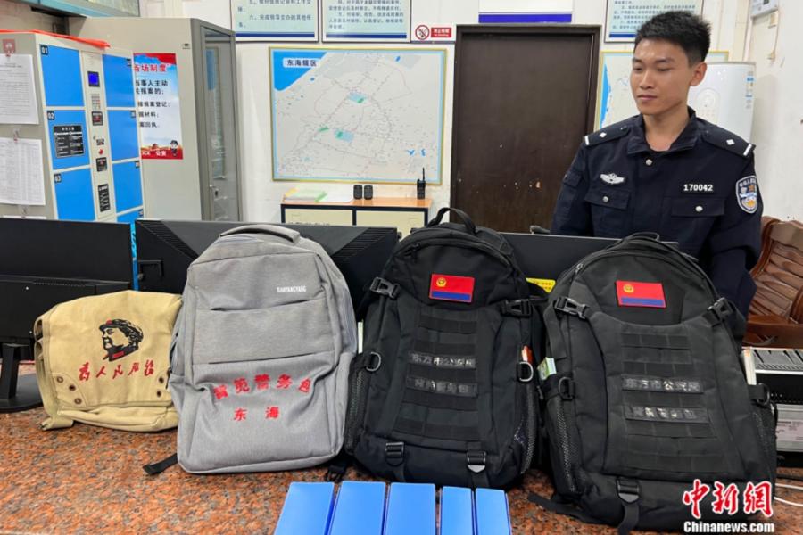 东海派出所的三代便民背包(从左至右)。<a target='_blank' href='/' ><p align=