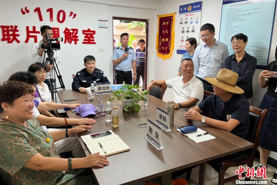 在城东派出所“110联片调解室”，业主们正讲述噪音调解故事。<a target='_blank' href='/' ><p align=