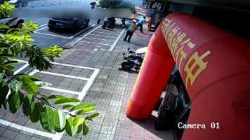 商铺失火&nbsp;&nbsp;广东博罗交警提起灭火器就冲了进去……