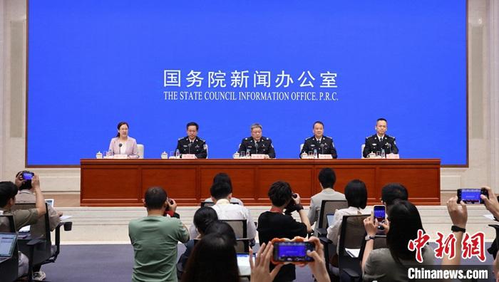 8月27日，中国国务院新闻办公室在北京举行“推动高质量发展”系列主题新闻发布会，公安部分管日常工作的副部长亓延军，治安管理局局长仇保利，环境资源和食品药品犯罪侦查局、知识产权犯罪侦查局局长李剑涛，交通管理局局长王强出席介绍情况，并答记者问。 <a target='_blank' href='/'><p align=