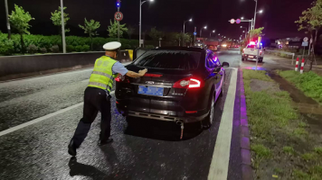 小车“罢工”停路中&nbsp;&nbsp;广东博罗交警推车相助