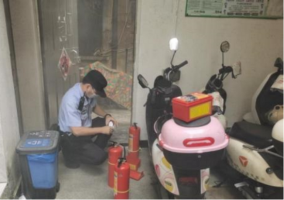 居民楼着火&nbsp;&nbsp;广州民警“秒变”消防员