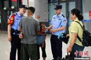拾荒男子离家近13年未归 铁路民警助力其与家人团聚