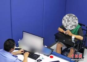 上海老伯“捡拾”价值28万名牌包向失主索要5万？上海静安警方：系“摆拍”，全员被罚