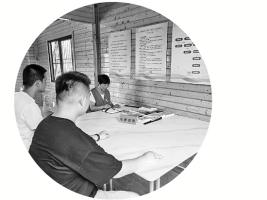 法治春风拂长啸 民主花开满园香